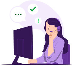 Atendente com headset em frente a tela do computador respondendo dúvidas